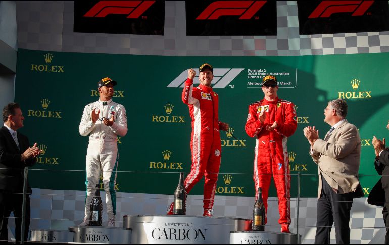 Sebastian Vettel saluda a los medios durante la premiación; completan el podio Lewis Hamilton y Kimi Raikkonen. EFE/D. Azubel