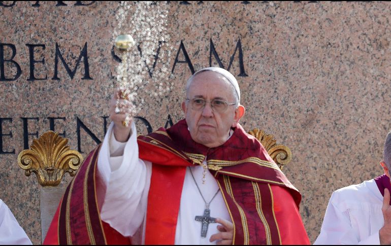 El Papa Francisco lanza agua bendita hacia los miles de fieles que se congregaron para participar en la ceremonia. AP/A. Medichini