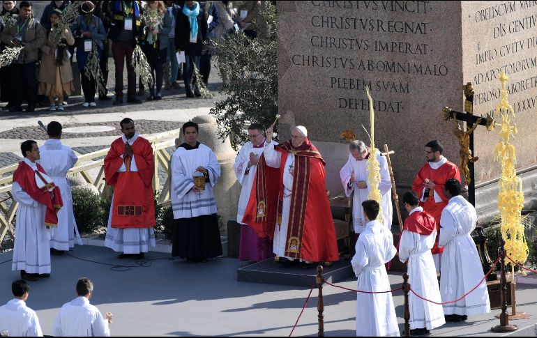 Durante la misa, el Pontífice rememoró la entrada de Jesús de Nazaret en Jerusalén. AFP/M. Bertorello