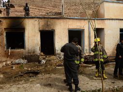 Personal de seguridad y bomberos inspeccionan el sitio donde ocurrió el ataque. AFP/H. Hashimi