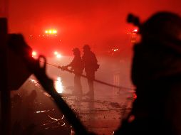 Más de 200 bomberos participan en las labores de extinción del fuego. AP/ARCHIVO