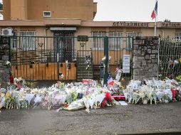 Ciudadanos colocan flores fuera de la gendarmería de Carcasona donde el teniente Beltrame trabajó. AFP /