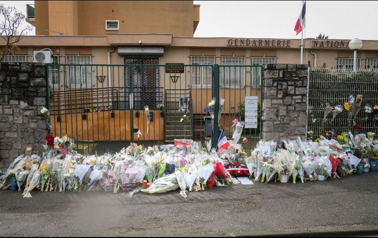 Ciudadanos colocan flores fuera de la gendarmería de Carcasona donde el teniente Beltrame trabajó. AFP /