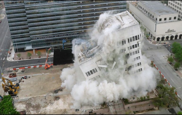 Un edificio de nueve pisos de la Universidad de Texas es demolido en Austin, Eustados Unidos, como parte de las obras para hacer espacio para un nuevo edificio de oficinas. AP/T. S. Warren