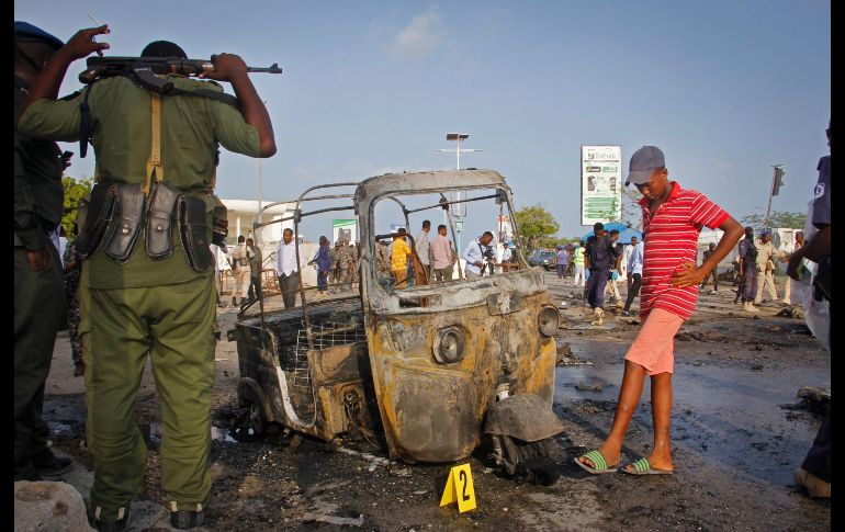 Un taxi-moto luce dañado tras la explosión de un coche bomba cerca del Parlamento en Mogadiscio, Somalia. El ataque causó la muerte de tres personas y lesiones a otra. AP/F. Abdi Warsameh