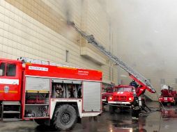 El equipo de bomberos tardó más de seis horas en controlar las llamas que afectaron una superficie de mil 500 metros cuadrados. AFP/ HO 