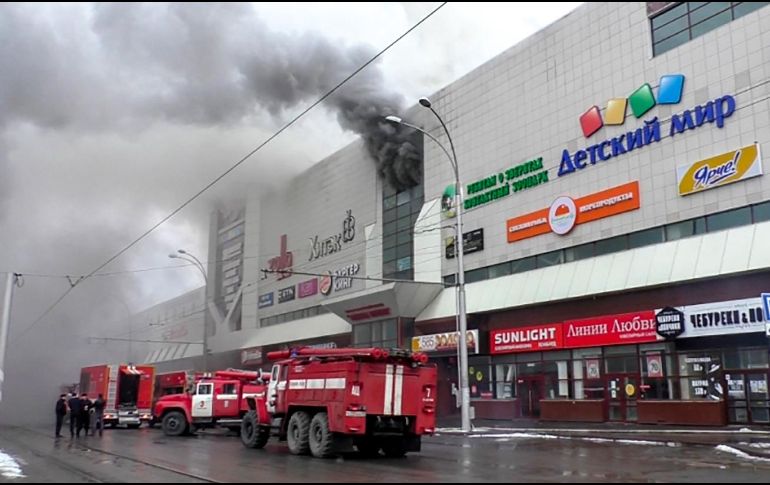 El fuego se habría originado en una sala de cine ubicada en la cuarta y última planta del centro comercial. AFP/Ministerio de Emergencias ruso