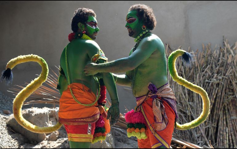 Artistas se disfrazan como el dios hindú Hanuman en Bangalore, India, por el festival 
