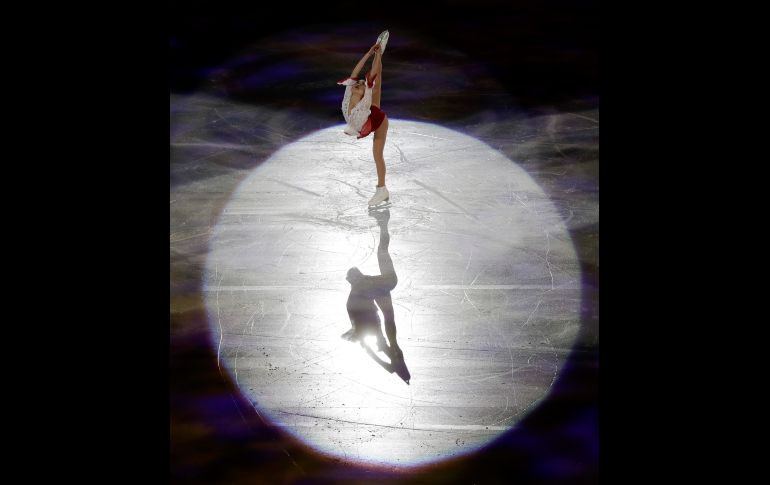 Satoko Miyahara, de Japón, se presenta en la exhibición de gala del campeonato mundial de patinaje artístico en Assago, Italia. AP/L. Bruno