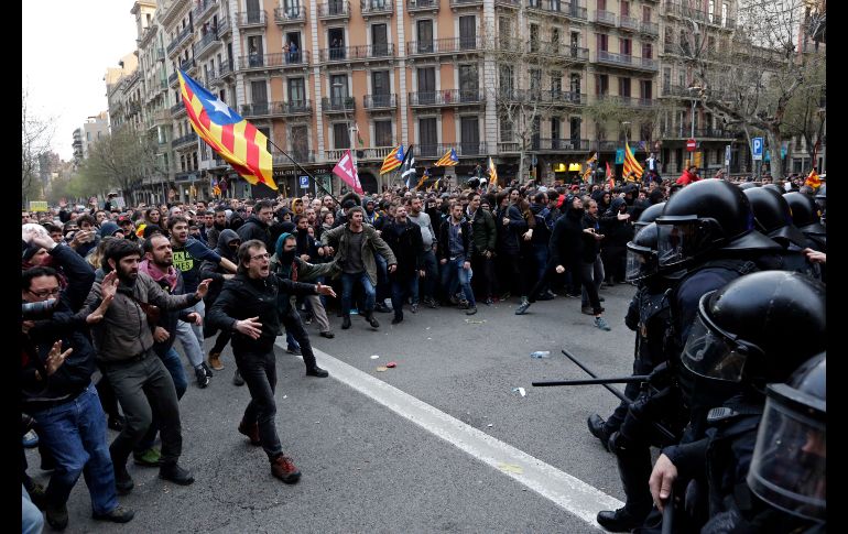 Cientos de personas convocadas por un grupo radical, los Comités de Defensa de la República, intentaron acercarse a la delegación del Gobierno español, pero agentes les cerraron el paso.