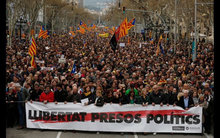 La detención en Alemania de Puigdemont, acusado de rebelión por la justicia española y objeto de una orden de detención europea, llevó este domingo a miles de separatistas a las calles de Barcelona.