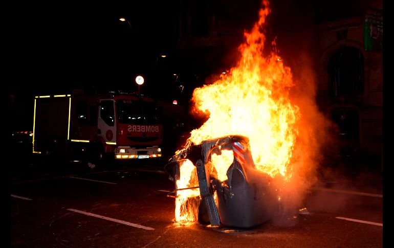 Contenedores fueron quemados durante los enfrentamientos.