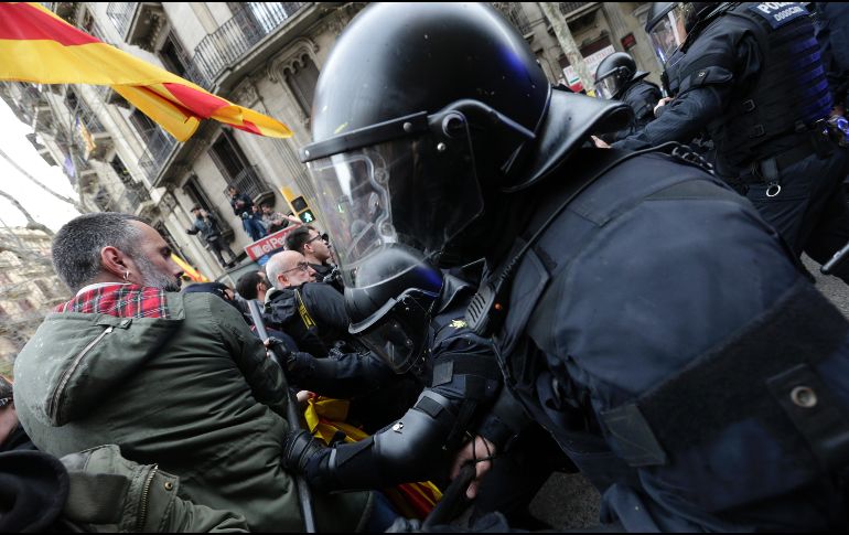 Elementos de la policía regional catalana (Mossos d'Esquadra) se enfrentan con manifestantes pro independentistas en Barcelona, España.