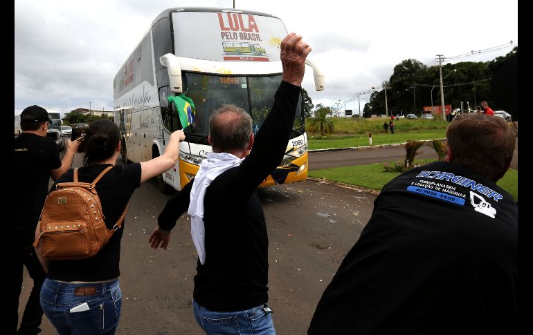 Opositores a Luiz Inacio Lula da Silva, ex presidente de Brasil y aspirante a contender por la Presidencia, arrojan huevos a su caravana que llega a Sao Miguel do Oeste, Brasil. AP/E. Peres