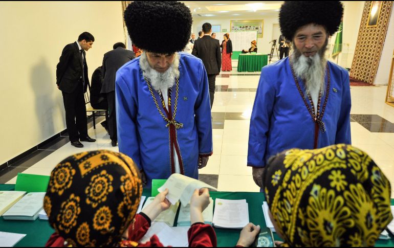 Ciudanos en atuendo tradicional acuden a votar en las elecciones parlamentarias en Asjabad, Turkmenistán. AFP/I. Sasin