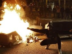 Se reportaron disturbios y quema de contenedores de basura en el Paseo de Gracia de Barcelona, tras la manifestación convocada en los alrededores de la Delegación del Gobierno de Barcelona. EFE / A. Dalmau