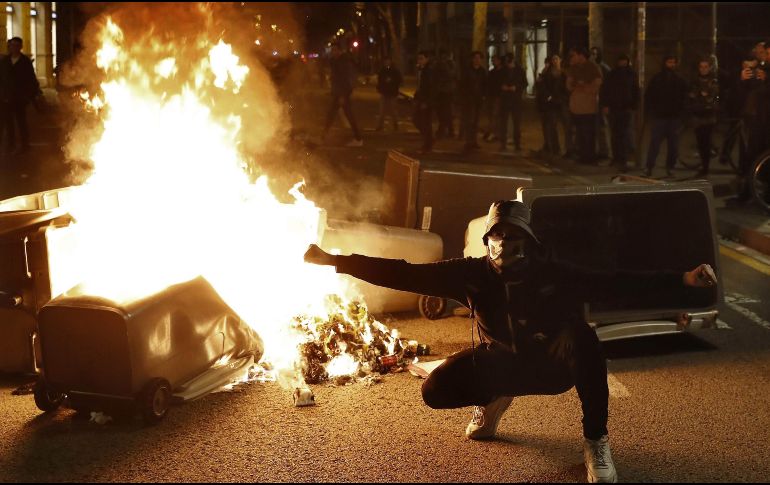 Se reportaron disturbios y quema de contenedores de basura en el Paseo de Gracia de Barcelona, tras la manifestación convocada en los alrededores de la Delegación del Gobierno de Barcelona. EFE / A. Dalmau