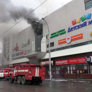 Suben a 53 los muertos por incendio en centro comercial ruso