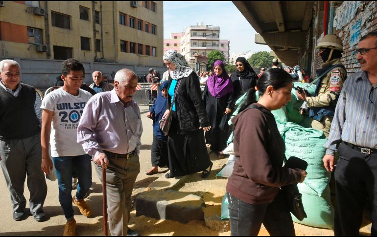 Desde temprana hora, en varios centros electorales se apreciaban largas filas de electores. AFP/K. Desouki
