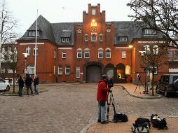 Periodistas hacen guardia frente a la cárcel de la localidad de Neumünster, al sur de Kiel, donde ingresó ayer el expresidente catalán Carles Puigdemont. EFE/F. Strangmann