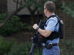 Un hombre, que la policía consideró al presunto pistolero, salió por la puerta con una mujer. Un agente de la policía del equipo SWAT disparó y mató al hombre. AP / ARCHIVO