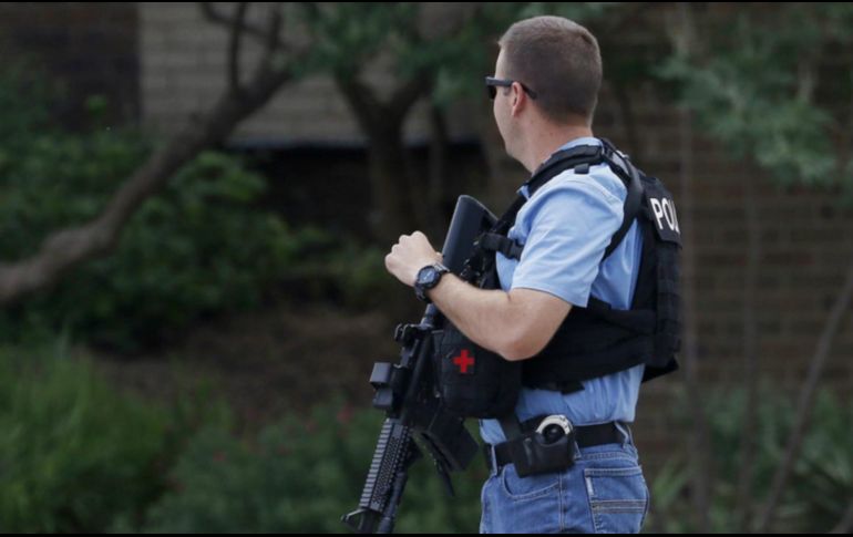 Un hombre, que la policía consideró al presunto pistolero, salió por la puerta con una mujer. Un agente de la policía del equipo SWAT disparó y mató al hombre. AP / ARCHIVO