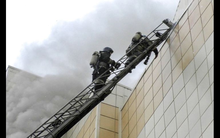 Bomberos laboran en el edificio. AFP/Ministerio de Emergencias ruso