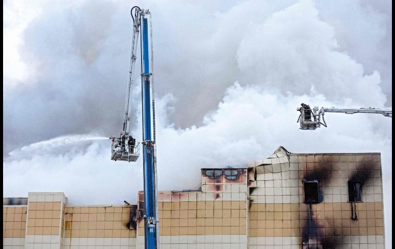 Bomberos responden a un incendio en un centro comercial de la ciudad rusa de Kemerovo, en Siberia. AFP/S. Gavrilenko