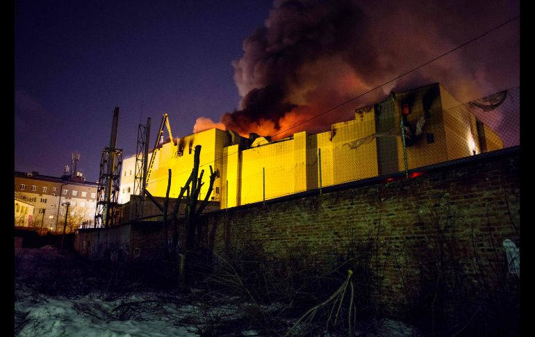 En las labores de extinción del incendio y las operaciones de rescate participan más de 660 personas. AFP/S. Gavrilenko