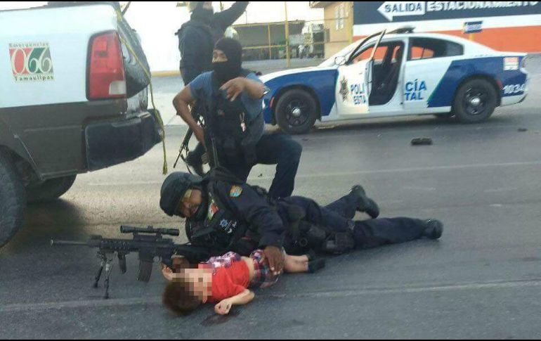 En redes sociales circula la imagen donde se ve al policía protegiendo al pequeño. TWITTER / @HI_REYNOSA