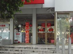 Las instituciones que ofrecen sus servicios dentro de almacenes comerciales y supermercados abrirán al público estos días, en los horarios tradicionales. NTX / ARCHIVO