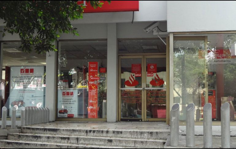 Las instituciones que ofrecen sus servicios dentro de almacenes comerciales y supermercados abrirán al público estos días, en los horarios tradicionales. NTX / ARCHIVO