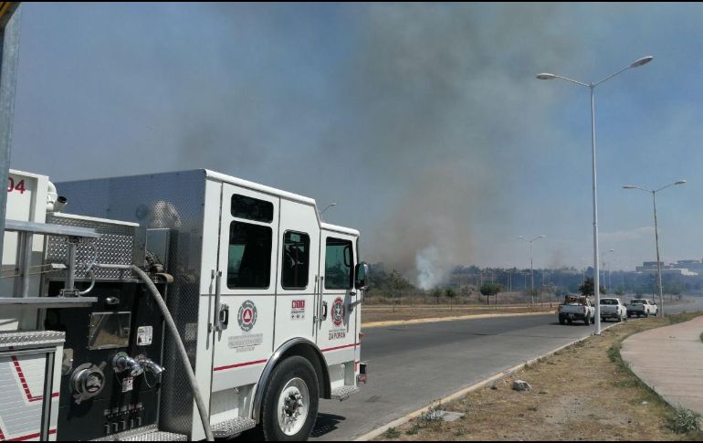 Las co.umnas de humo se podían ver desde diferentes puntos de la ciudad. ESPECIAL / Protección Civil de Zapopan