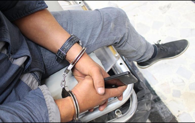 El tripulante de 35 años quedó en calidad de detenido al no contar con documento alguno que acreditara la legal posesión del automotor. ESPECIAL / Policía de Guadalajara