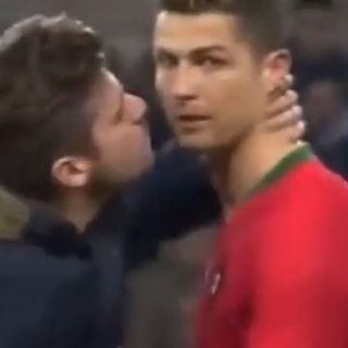 Fan besa a Cristiano Ronaldo en pleno partido