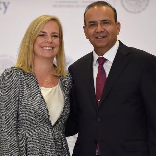 Que drogas no vayan al norte ni armas al sur, coinciden México y EU