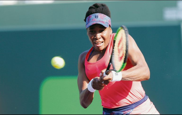 Cuarta ronda. Venus Williams regresa una bola a la británica Johanna Konta, campeona defensora del torneo. AP