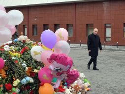 Vladímir Putin (c), visita el altar improvisado montado en memoria de las víctimas del incendio declarado en un centro comercial en la ciudad de Kémerovo. EFE/A. Druzhinin