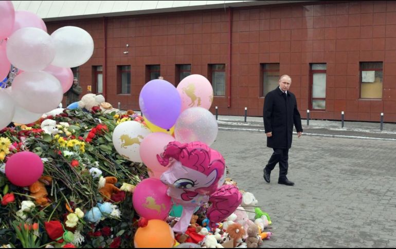 Vladímir Putin (c), visita el altar improvisado montado en memoria de las víctimas del incendio declarado en un centro comercial en la ciudad de Kémerovo. EFE/A. Druzhinin