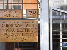 Un letrero se ve afuera de la embajada rusa en Canberra, Australia. EFE/L. Coch