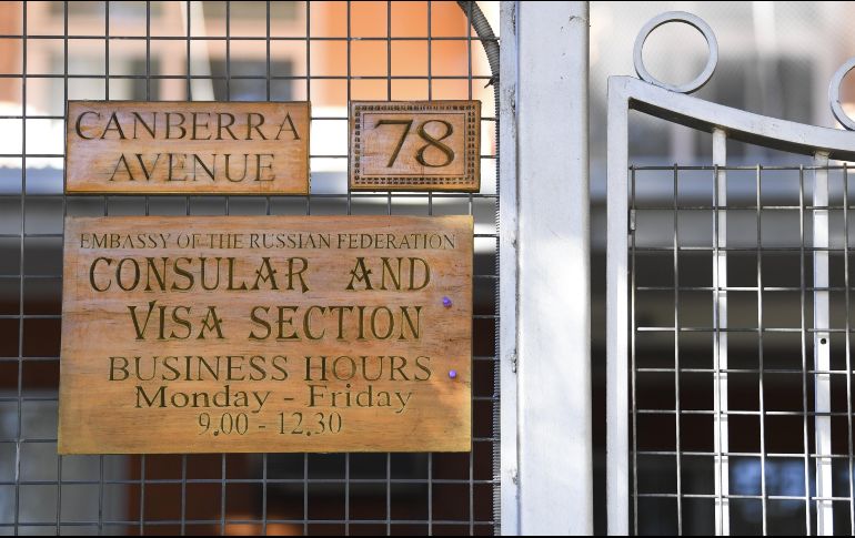 Un letrero se ve afuera de la embajada rusa en Canberra, Australia. EFE/L. Coch