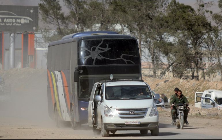 Autobuses del Gobierno transitan a las afueras de Erbin en la zona rural de Damasco. EFE/Y. Badawi