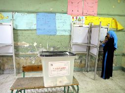 Una mujer se dispone a votar durante la segunda jornada de las elecciones presidenciales en un colegio electoral de El Cairo. EFE/K. Elfiqid