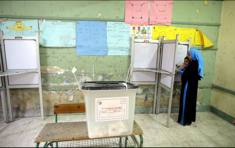 Una mujer se dispone a votar durante la segunda jornada de las elecciones presidenciales en un colegio electoral de El Cairo. EFE/K. Elfiqid