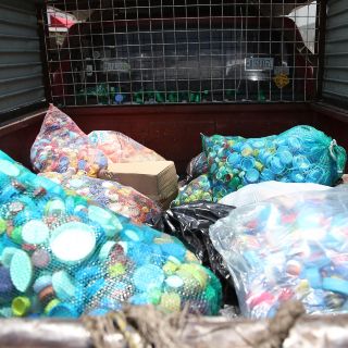 Estudiantes de Puebla desarrollan losetas con PET reciclado