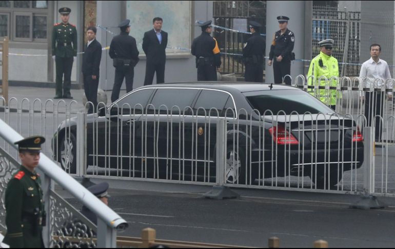 Imagen de la limusina en la que se cree que podría viajar un miembro de una delegación de Corea del Norte, en Pekín. EFE/W. Hong