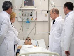 El presidente ruso, Vladímir Putin (2º dcha), visita a los heridos que se recuperan en un hospital de Kemérovo. EFE/A. Druzhinin