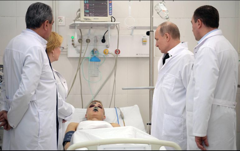 El presidente ruso, Vladímir Putin (2º dcha), visita a los heridos que se recuperan en un hospital de Kemérovo. EFE/A. Druzhinin