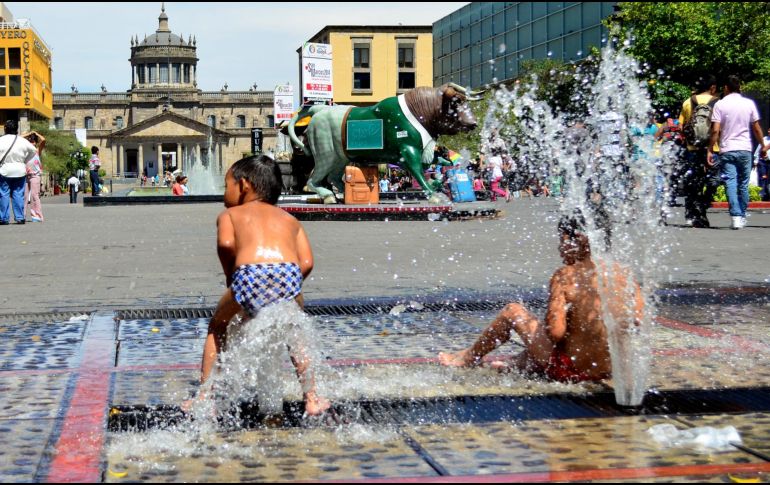 Es importante mantenerse hidratado y evitar exponerse de forma prolongada a los rayos solares para evitar golpes de calor. EL INFORMADOR/ARCHIVO