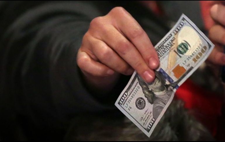 Banco Base prevé que el tipo de cambio cotice entre 18.30 y 18.50 pesos por dólar en cotizaciones interbancarias a la venta. AFP / ARCHIVO